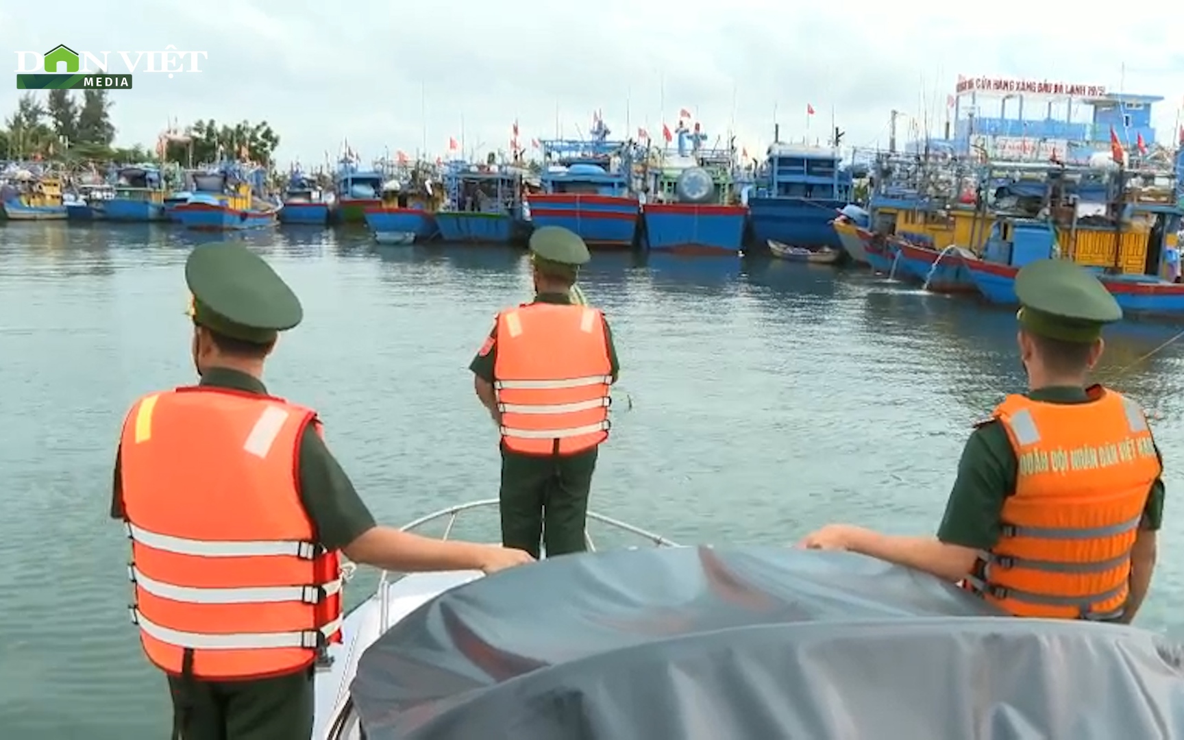 Người dân vùng biển Quảng Ngãi hối hả phòng chống siêu bão Noru 