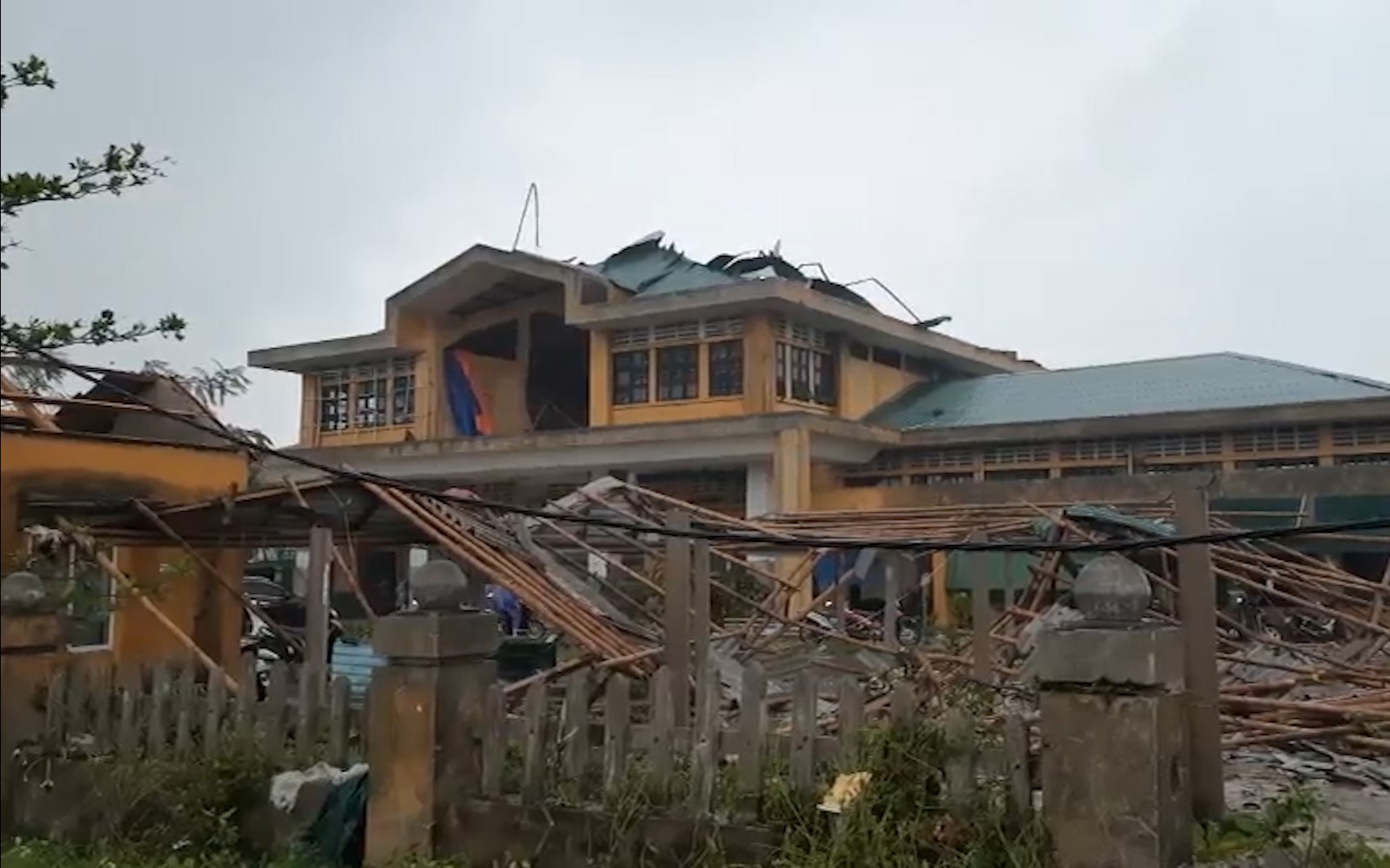 Trước bão Noru: Quảng Trị bị lốc xoáy, một ngôi nhà bị sập, toàn khu chợ bị tốc mái