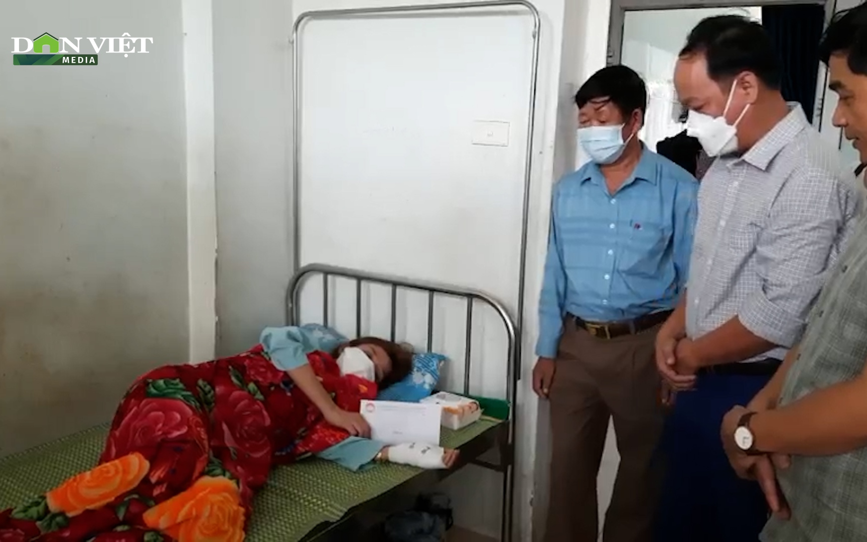 Video: Nạn nhân của trận lốc ở Quảng Trị kể lại khoảnh khắc lật mảng tường đổ cứu mẹ và 2 em
