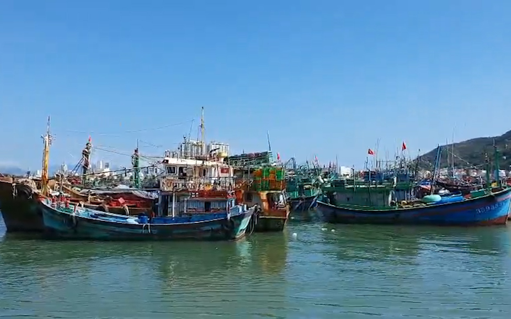 Tàu đánh cá Khánh Hòa nườm nượp vươn khơi kiếm "lộc" xuyên Tết
