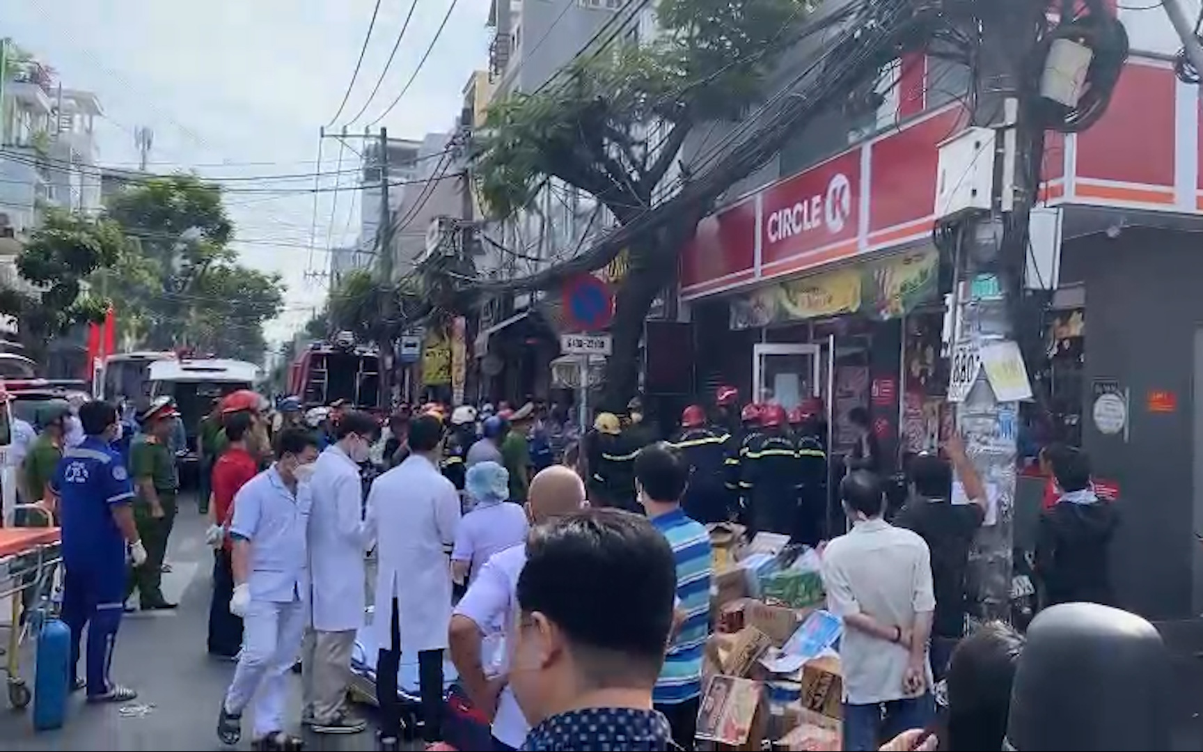 NÓNG: Sập cửa hàng, hàng chục cảnh sát và xe cứu thương đến ứng cứu tại hiện trường 