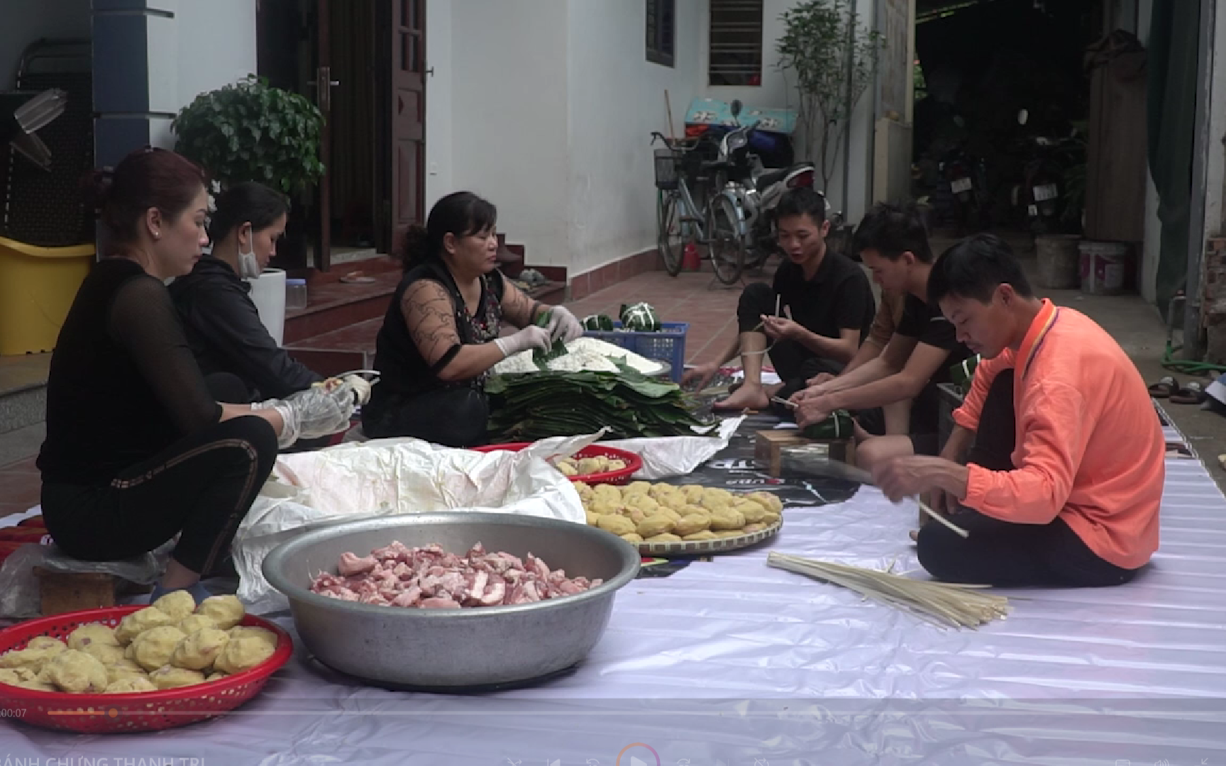 Clip: Làng bánh chưng nổi tiếng Hà Nội tăng công suất hơn 10 lần hối hả phục vụ Tết