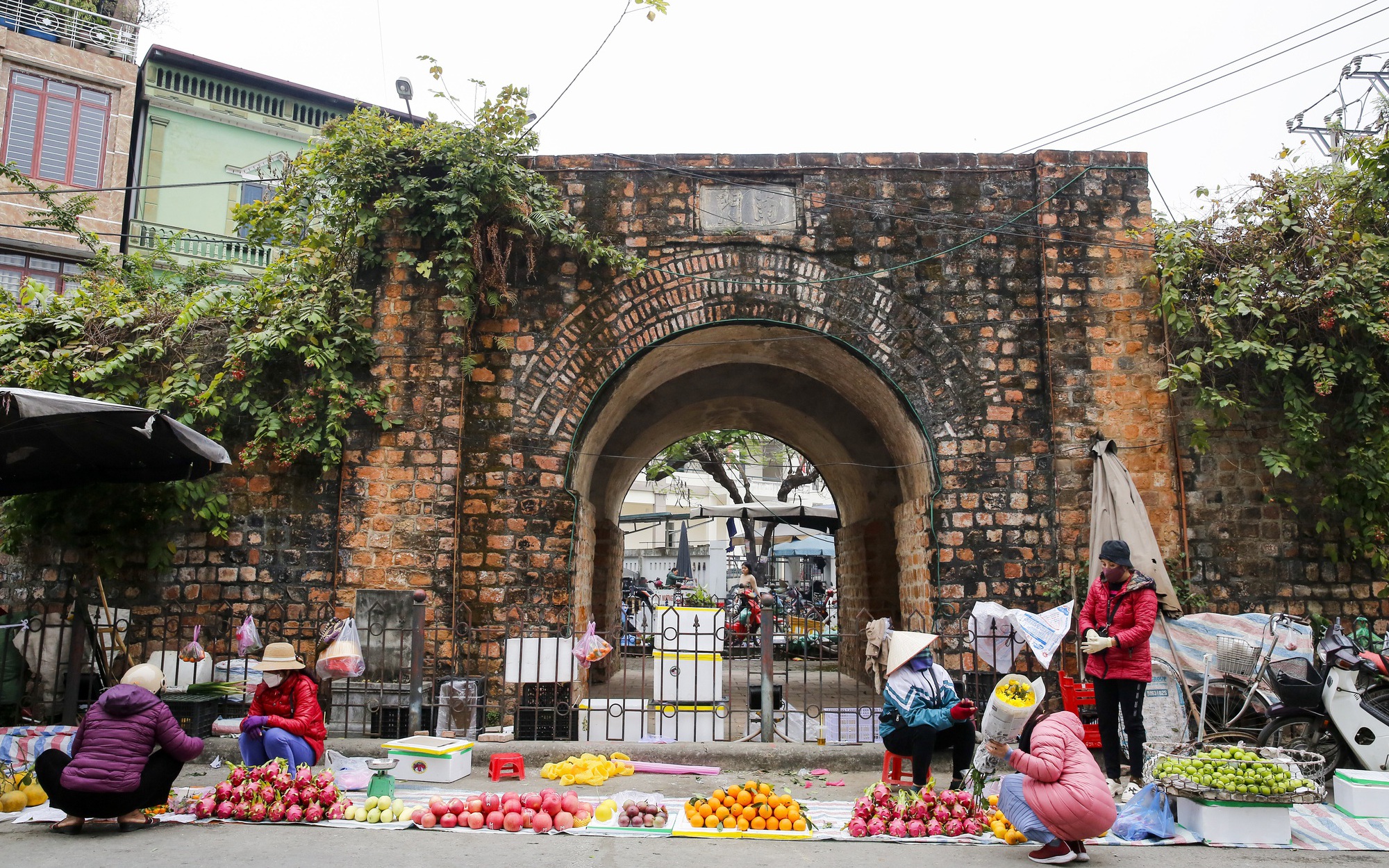 Nhộn nhịp phiên chợ ngày 30 Tết dưới chân thành cổ hơn 400 năm tuổi tại Tuyên Quang