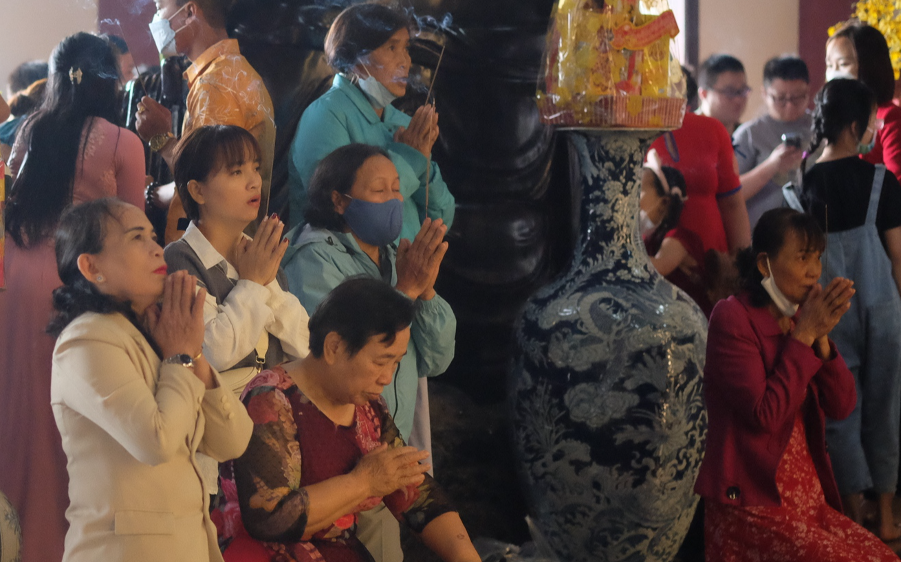 Hàng nghìn người đổ về chùa Linh Ứng Đà Nẵng cầu an trong ngày đầu năm mới