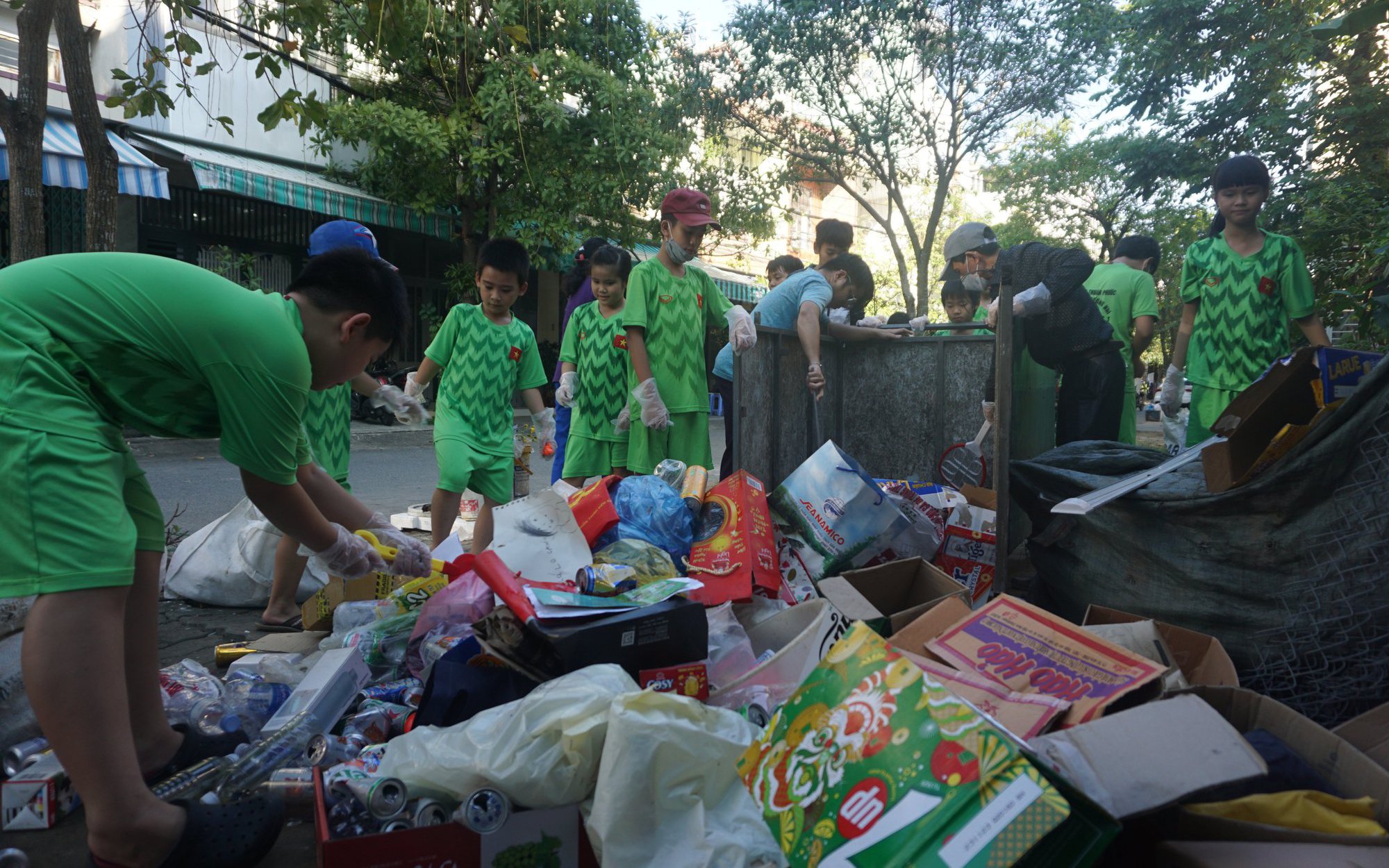 "Biệt đội nhí" thu gom rác tại Đà Nẵng