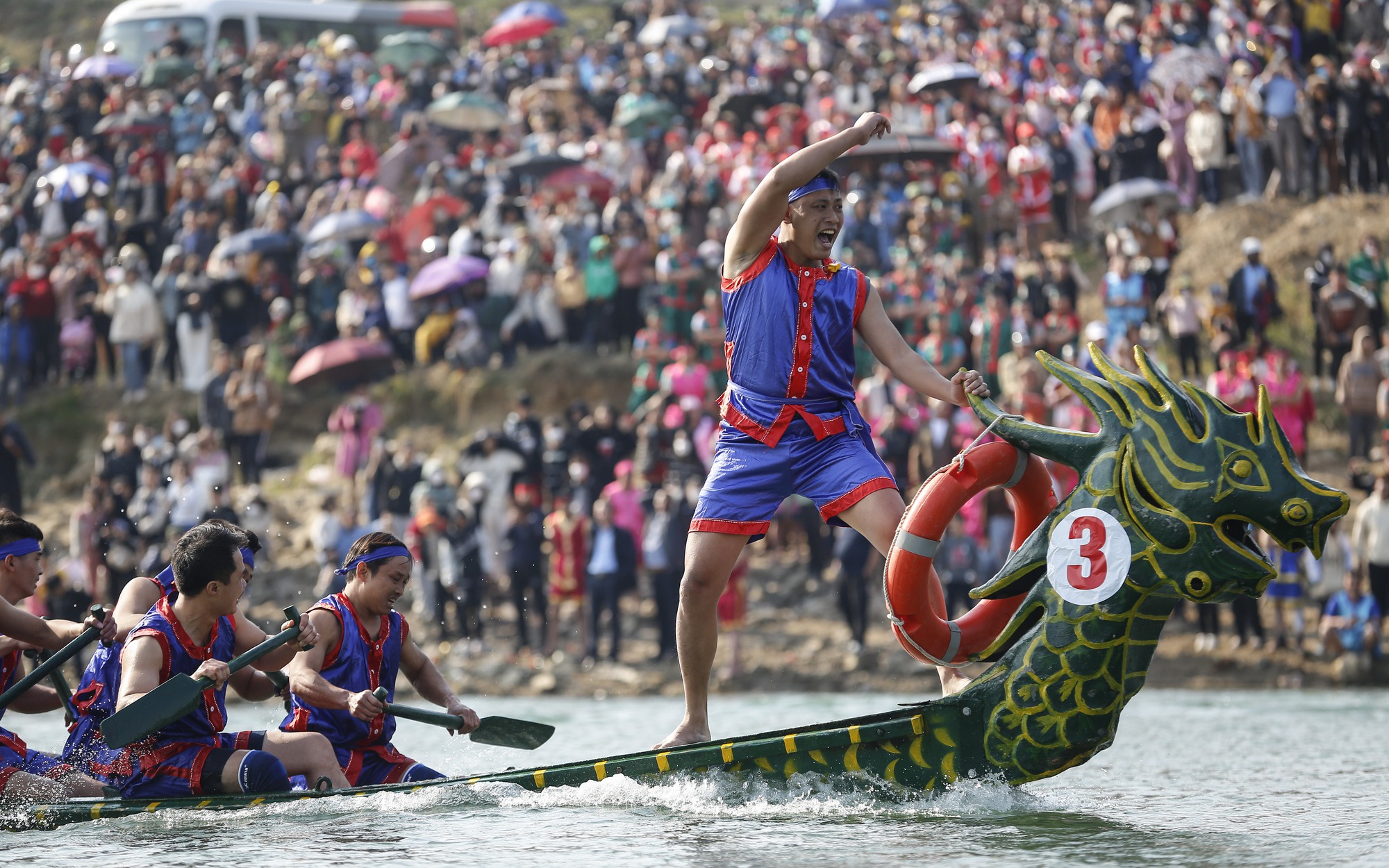 Hàng nghìn người đứng kín hai bên bờ xem Hội đua thuyền trên sông Lô