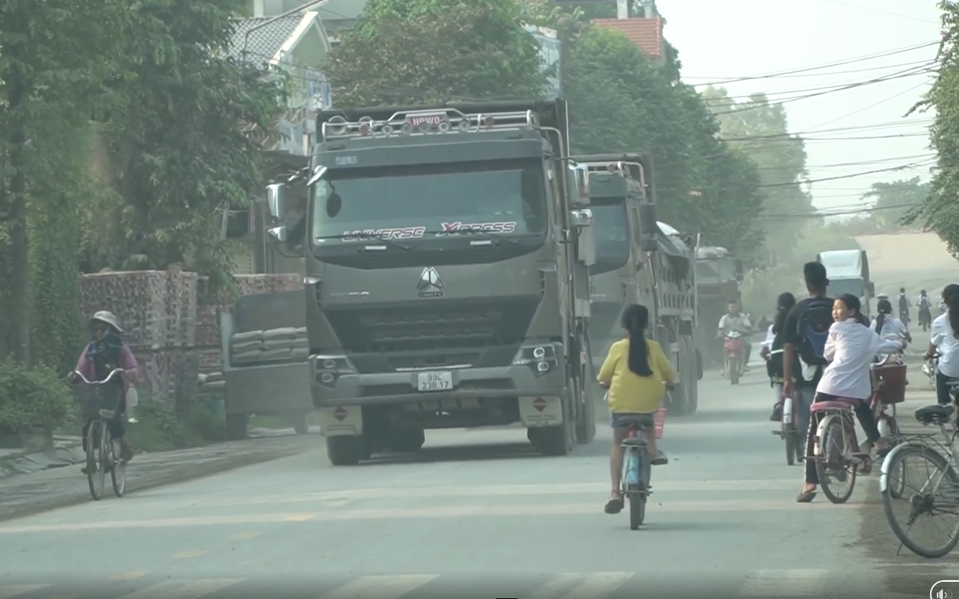 Bắc Ninh: Hàng loạt xe chở cát tung hoành, người dân khổ sở sống chung với bụi mù