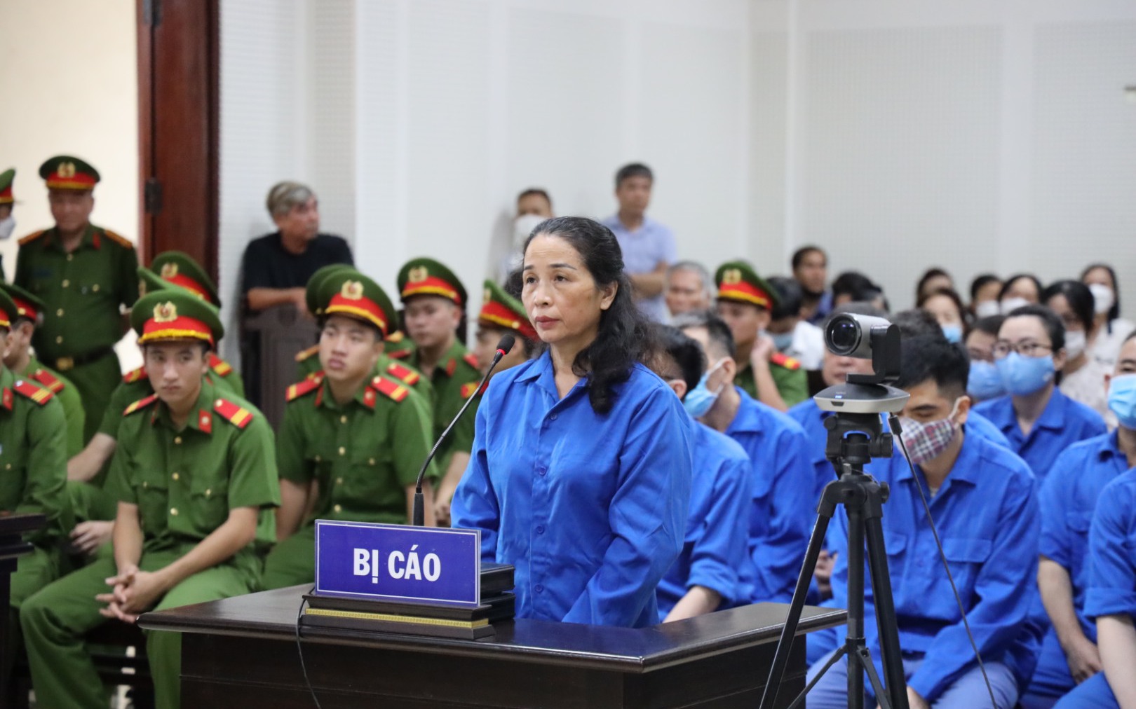 Clip: Cựu Giám đốc Sở GDĐT tỉnh Quảng Ninh Vũ Liên Oanh cùng 16 đồng phạm hầu tòa