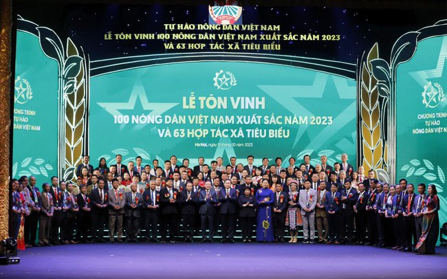 Video: Toàn cảnh Lễ tôn vinh 100 Nông dân Việt Nam xuất sắc 2023 và biểu dương 63 HTX tiêu biểu toàn quốc