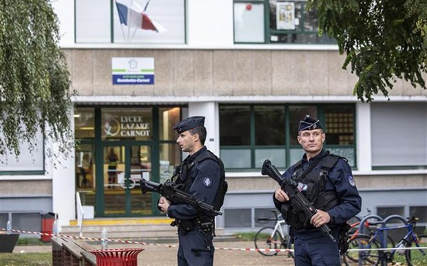 Clip: Pháp báo động an ninh ở mức cao nhất sau vụ đâm dao chết người tại trường học