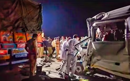 Clip: Xe buýt đâm vào xe container ở Ấn Độ khiến ít nhất 12 người thiệt mạng