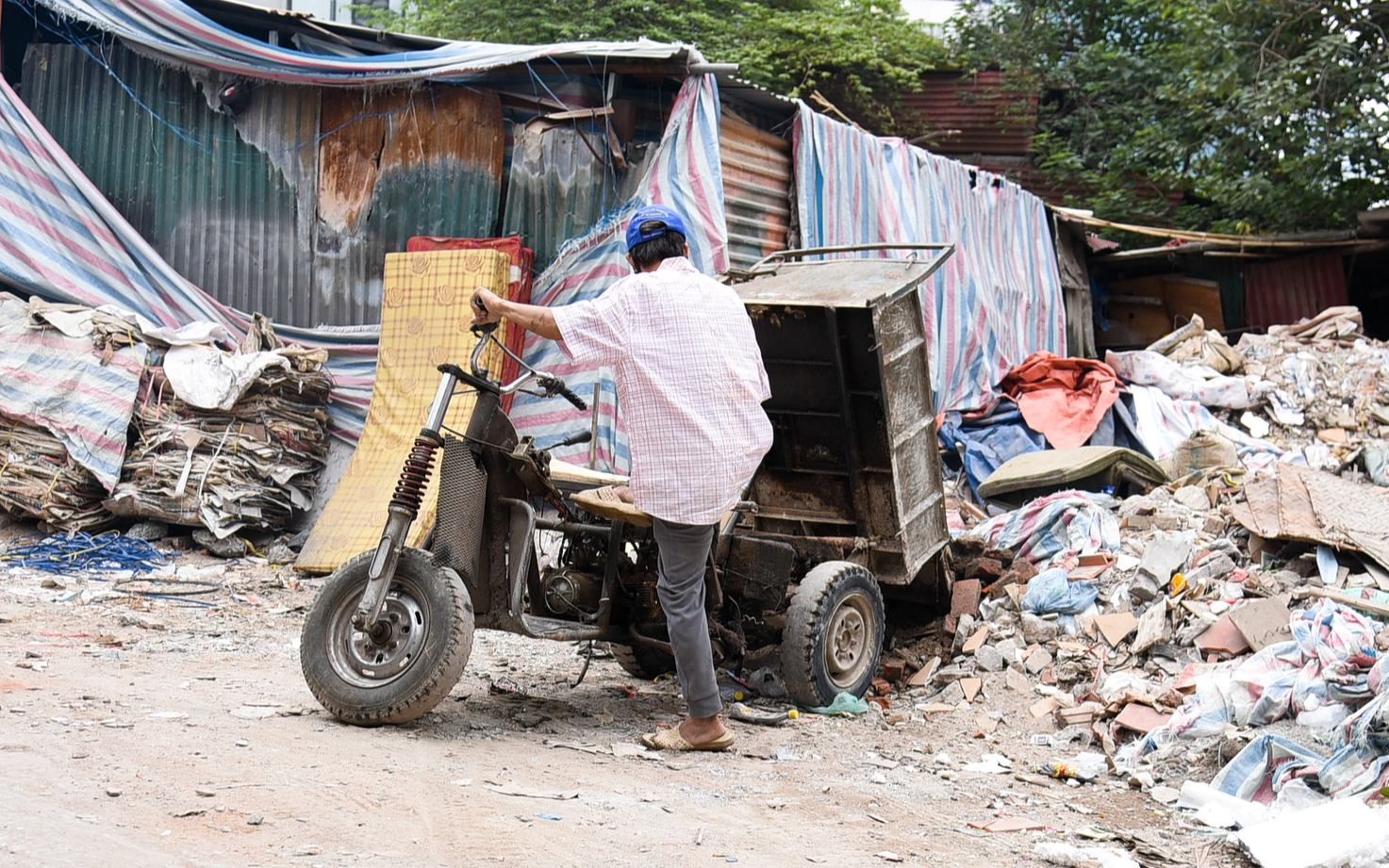 Cảnh ngang nhiên đổ rác thải xây dựng giữa ban ngày trong khu dân cư ở Hà Nội