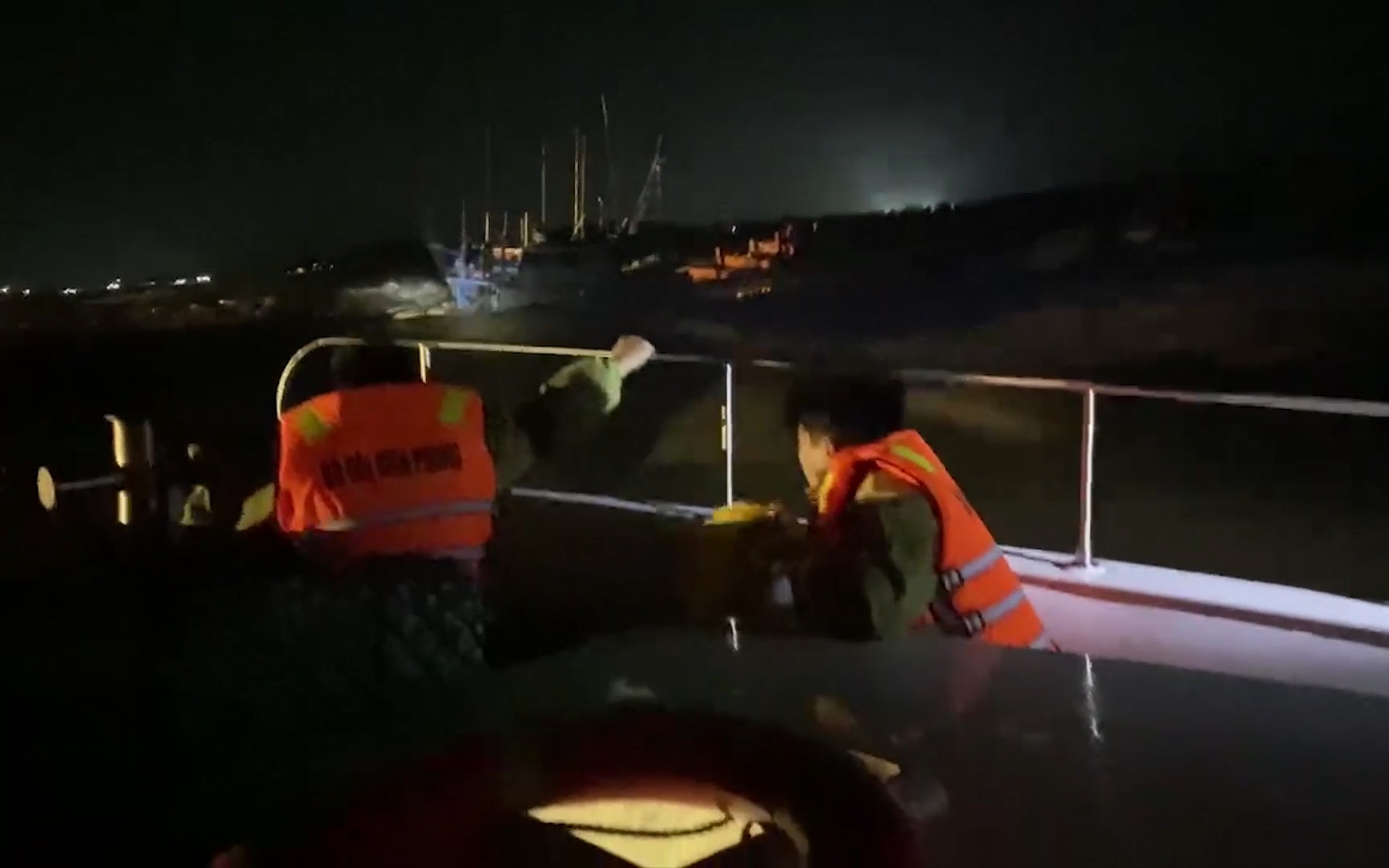 Clip: Xuyên đêm cứu nạn thành công 10 ngư dân tàu cá Quảng Ngãi bị chìm trên biển