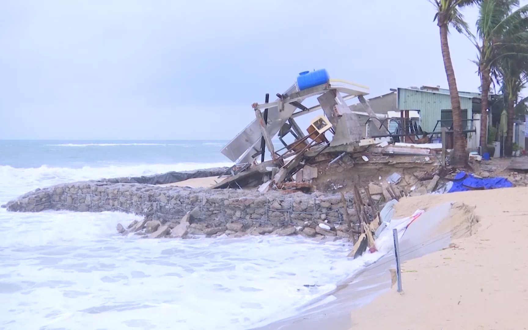 Quảng Nam: Mưa to không ngớt, nhiều khu dân cư vẫn bị chia cắt, người dân lo biển nhấn chìm nhà