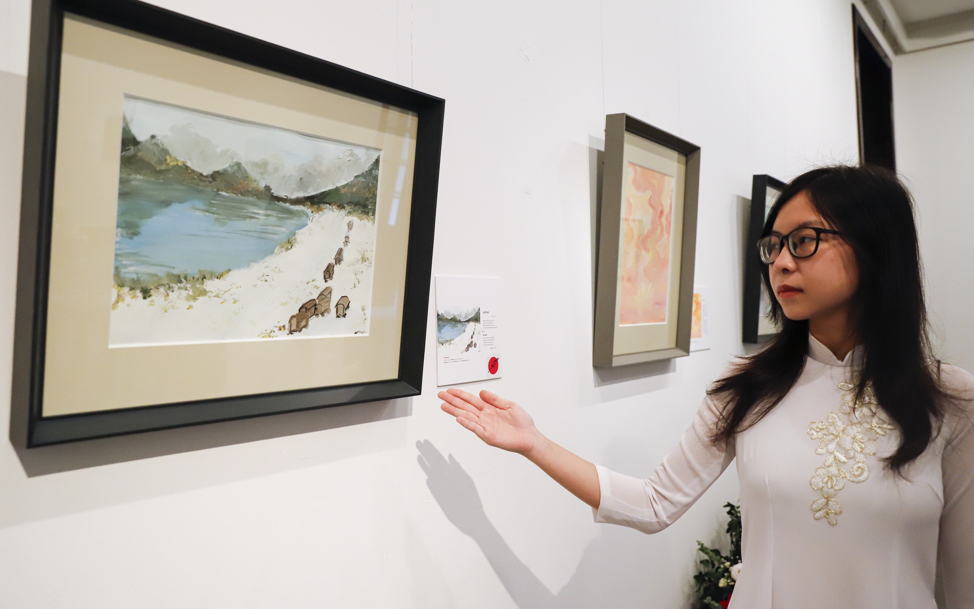Thiếu nữ Hà thành 17 tuổi chuyển thơ thành tranh tại triển lãm "Họa – Thơ đi sứ"