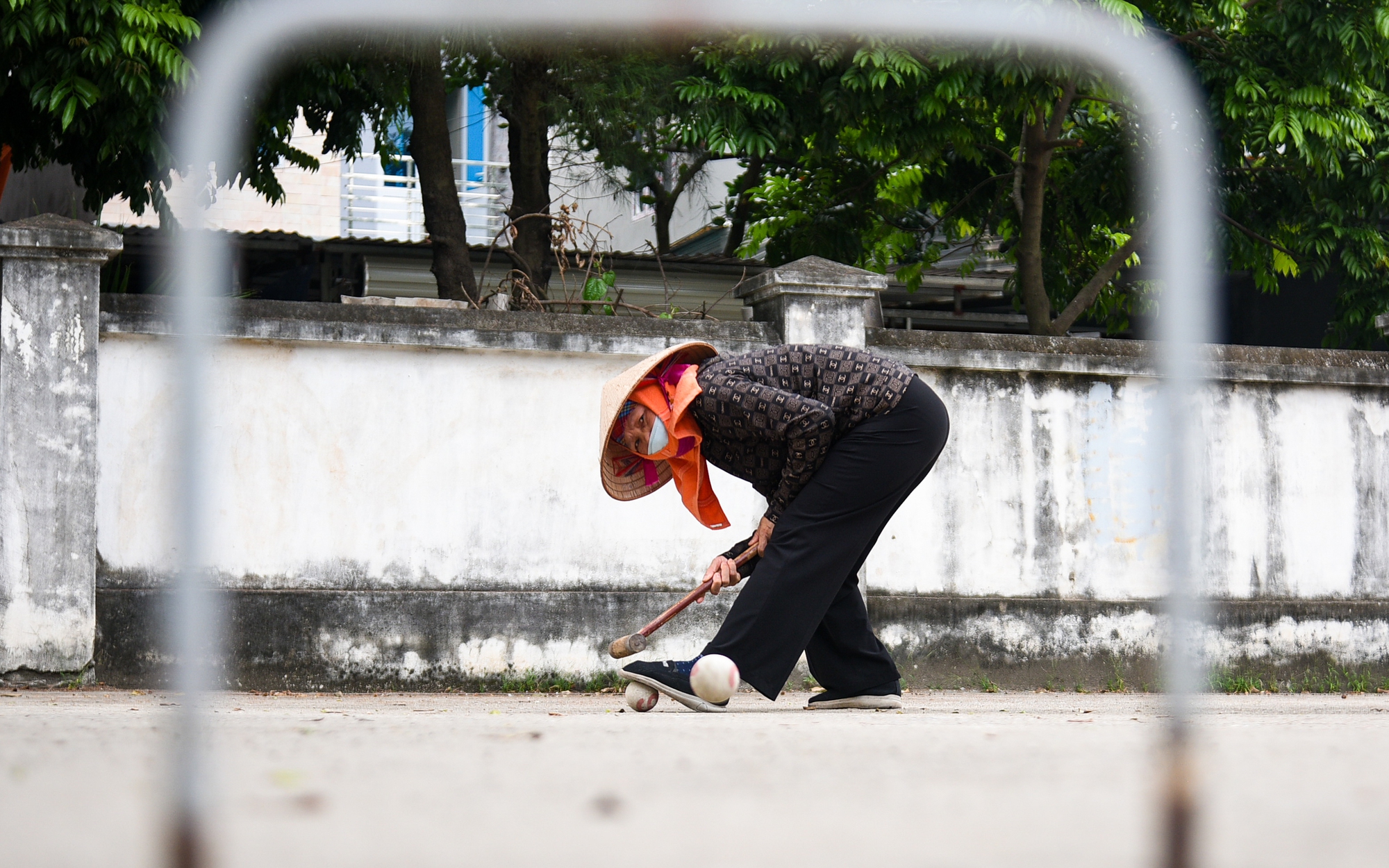 Hơn 20 năm qua, phụ nữ ngoại thành Hà Nội say mê vung gậy chơi môn thể thao quý tộc châu Âu