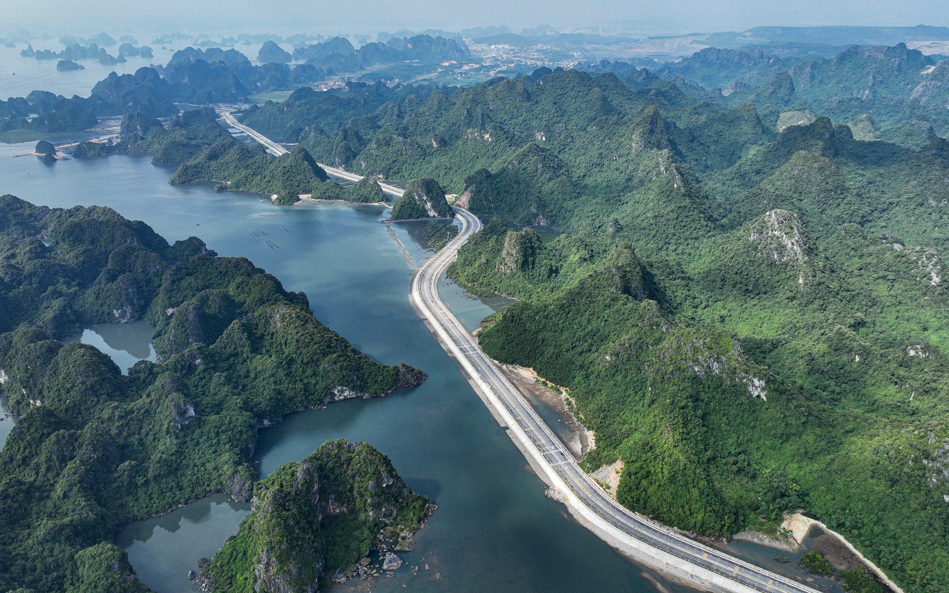 Chiêm ngưỡng đường bao biển xuyên núi trị giá hơn 2.000 tỷ đồng nối hai TP lớn của Quảng Ninh