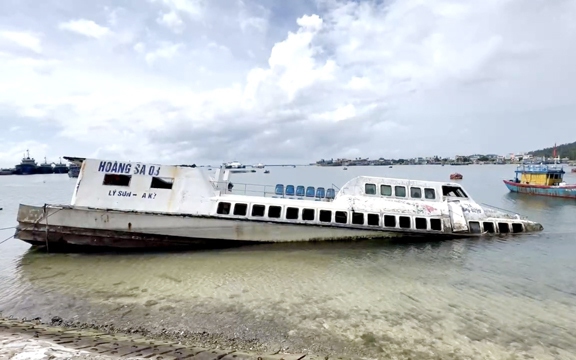 Vật vờ số phận những con tàu “ma” ở Vũng neo đậu tàu thuyền Lý Sơn