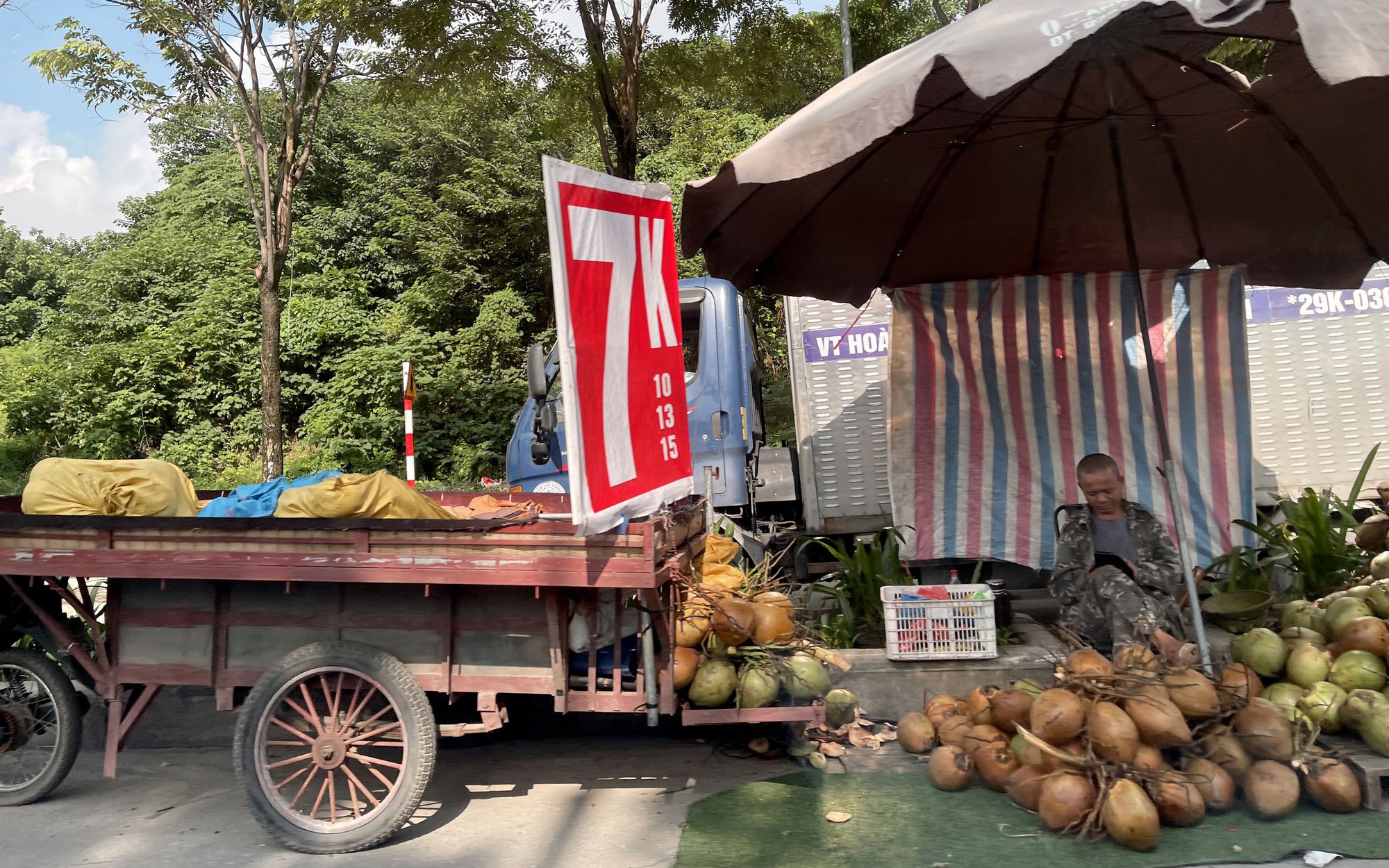 Đường 1.500 tỷ đồng ở Hà Nội dài hơn 2 cây số biến thành "chợ cóc"