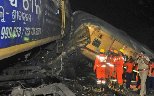 Clip: Hai tàu hỏa va chạm ở Ấn Độ khiến ít nhất 10 người thiệt mạng