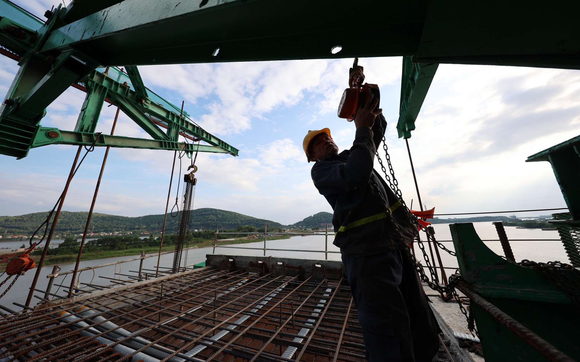 Trên công trường cây cầu dây văng gần 1.500 tỷ đồng nối Bắc Giang và Hải Dương