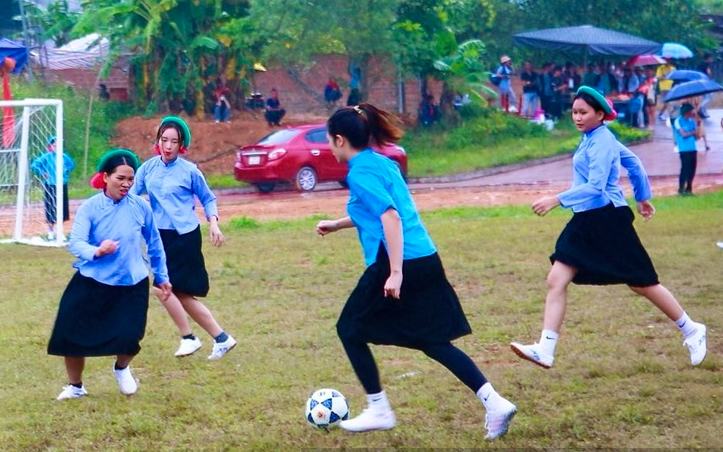 Người Sán Chỉ ở Quảng Ninh mặc váy chơi đẩy gậy, bóng đá và đánh quay