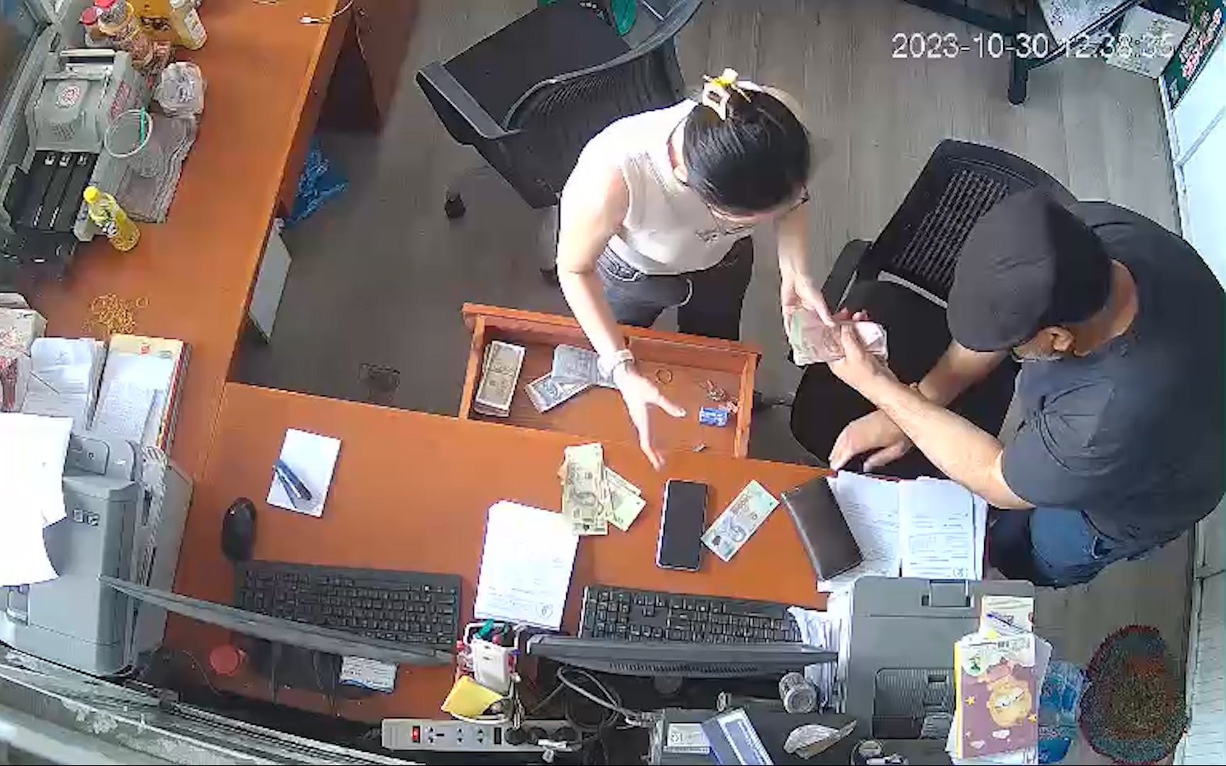 Camera an ninh ghi lại "kết đắng" của 2 đối tượng nước ngoài vào cửa hàng vờ đổi tiền USD cướp tiền Việt