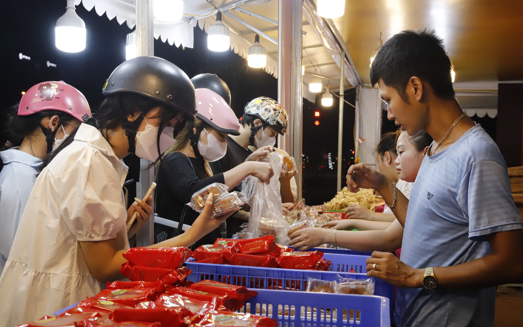 Bánh Trung thu đại hạ giá bán tràn lan vỉa hè Hà Nội với giá chỉ 25.000 đồng/chiếc