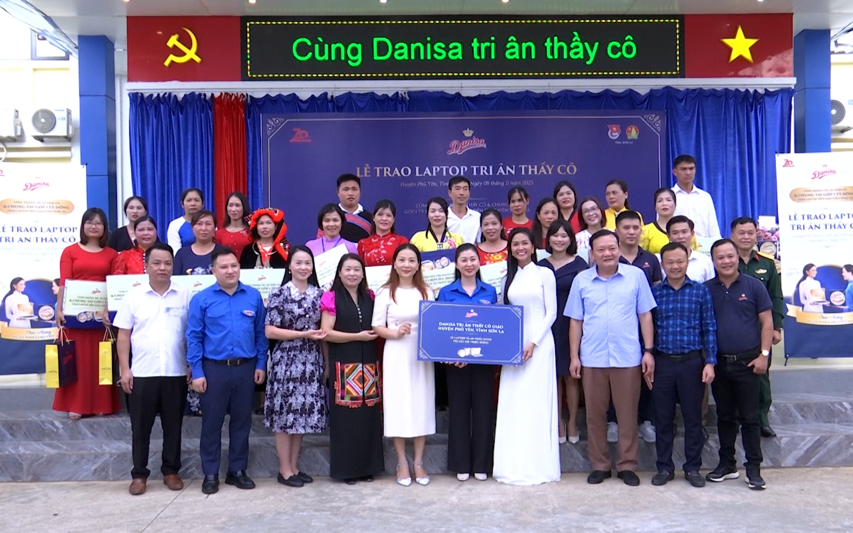 Hoa hậu H'Hen Niê tự tay trao tặng laptop tri ân thầy cô giáo vùng cao