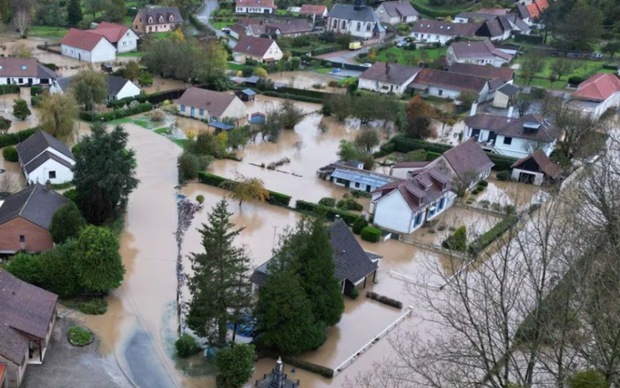 Clip: Mưa lớn kéo dài gây ngập lụt nghiêm trọng tại miền Bắc nước Pháp
