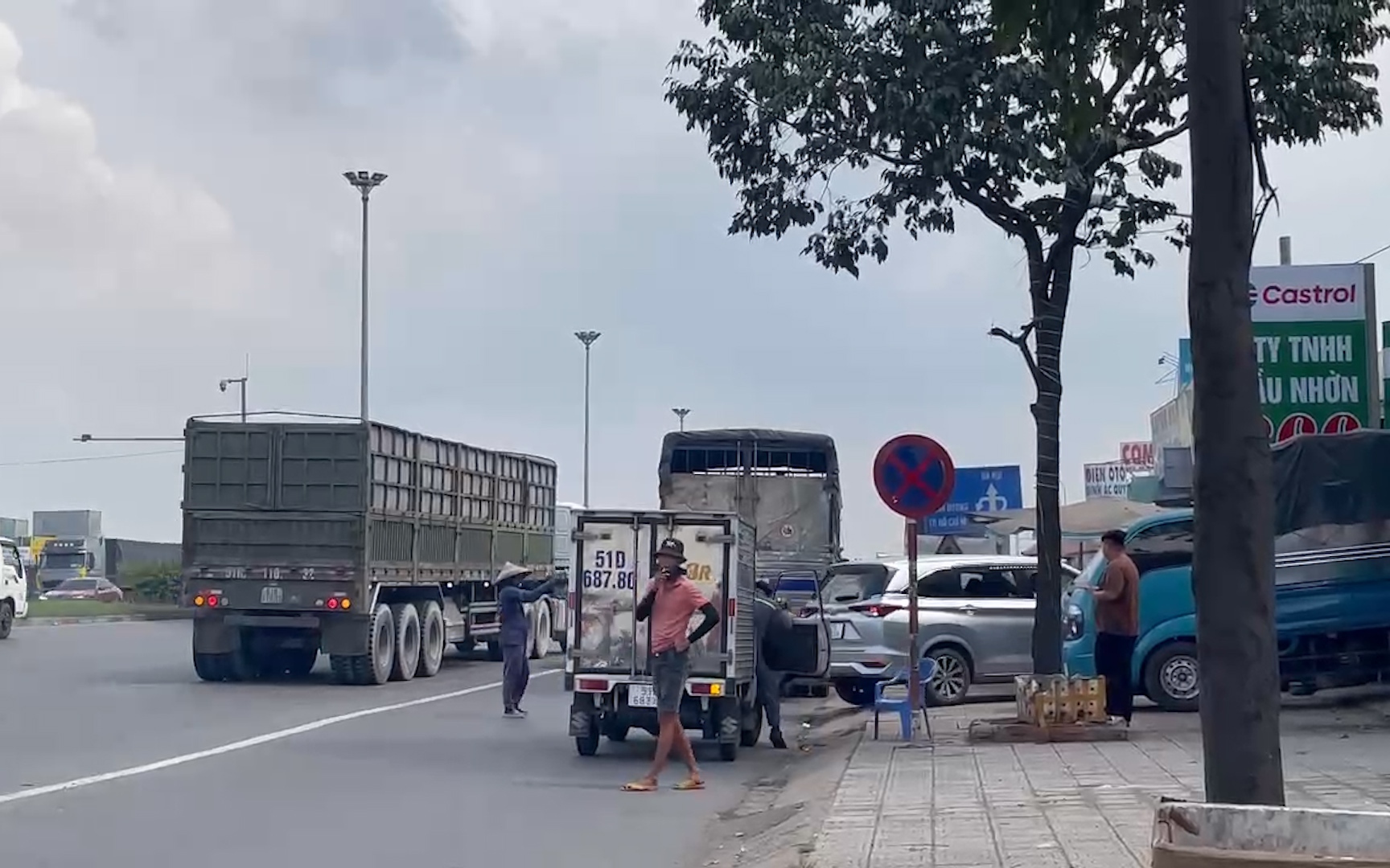Bát nháo xe tải, xe đầu kéo ngang nhiên đậu thành hàng dài trên Quốc lộ 1 gần cầu Đồng Nai