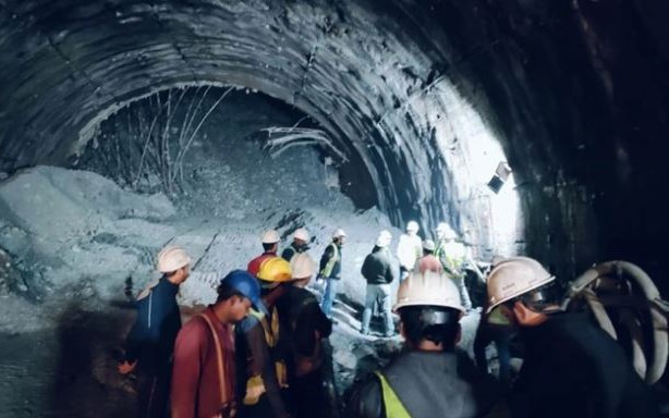 Clip: Nỗ lực cứu hộ 41 công nhân mắc kẹt trong vụ sập đường hầm ở Ấn Độ