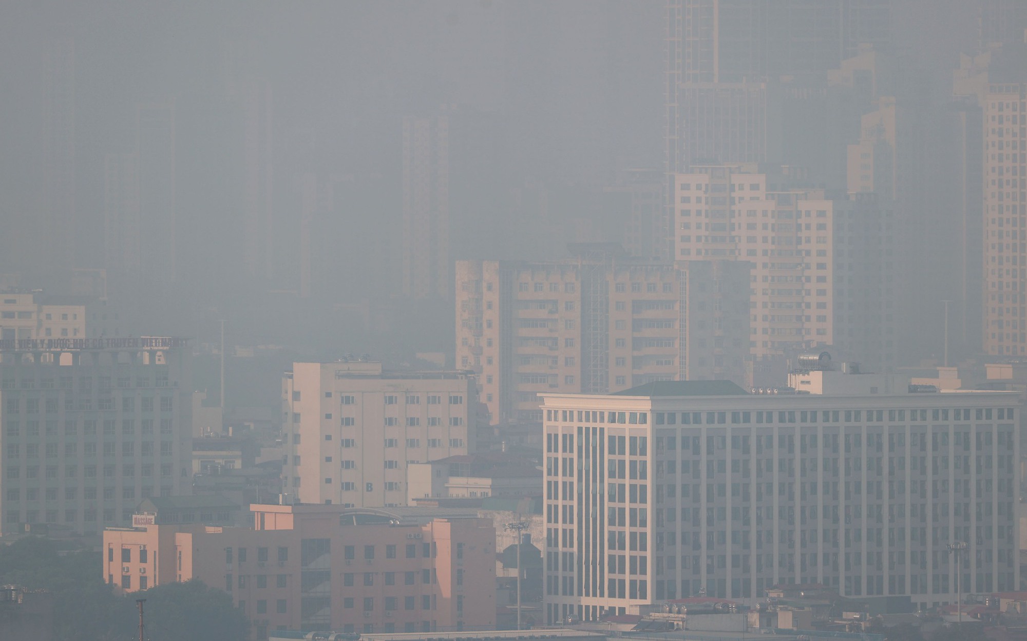 Hà Nội ô nhiễm top đầu thế giới, sương mù và bụi mịn đặc quánh trong không khí 