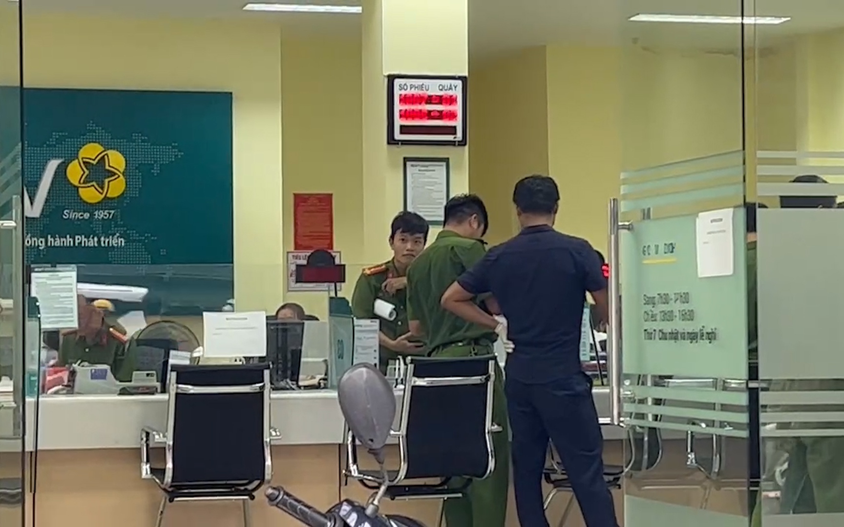 Clip: Bắt nóng tại chỗ đối tượng dùng súng và dao cướp ngân hàng ở Đà Nẵng