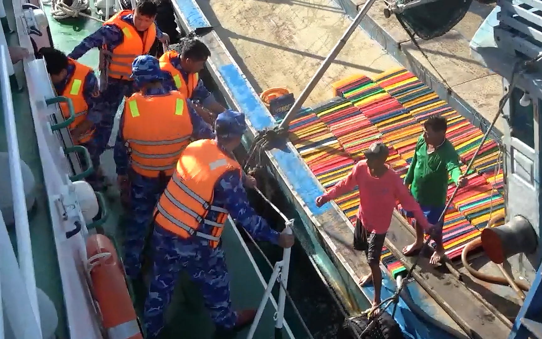 Clip: Tàu cá chìm ở Côn Đảo, cảnh sát biển cứu sống 5 thuyền viên và 1 bé 3 tuổi