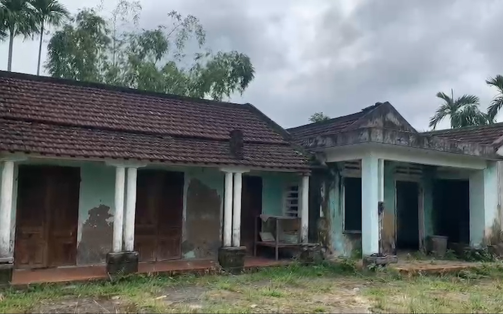 Video: Thiếu đất tái định cư, người dân Đà Nẵng sống khổ trong nhà nứt dột