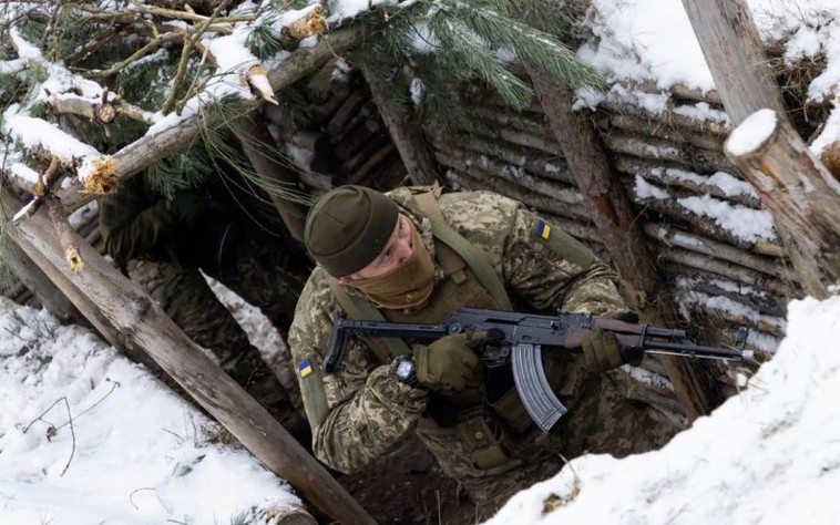 Cận cảnh binh sĩ Ukraine huấn luyện trên cánh đồng đầy tuyết ở Ba Lan trước khi ra trận