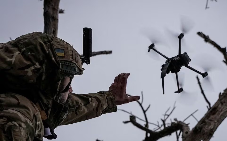 Ảnh thế giới 7 ngày qua: Ông Joe Biden và Zelensky hội đàm, binh sĩ Ukraine điều khiển UAV cảm tử