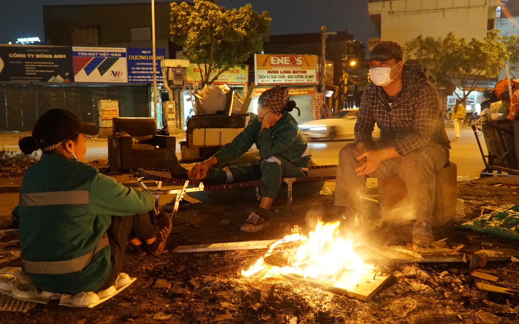 Video: Hà Nội rét đậm, cách một đoạn lại thấy đống lửa ven đường người lao động đốt để sưởi ấm