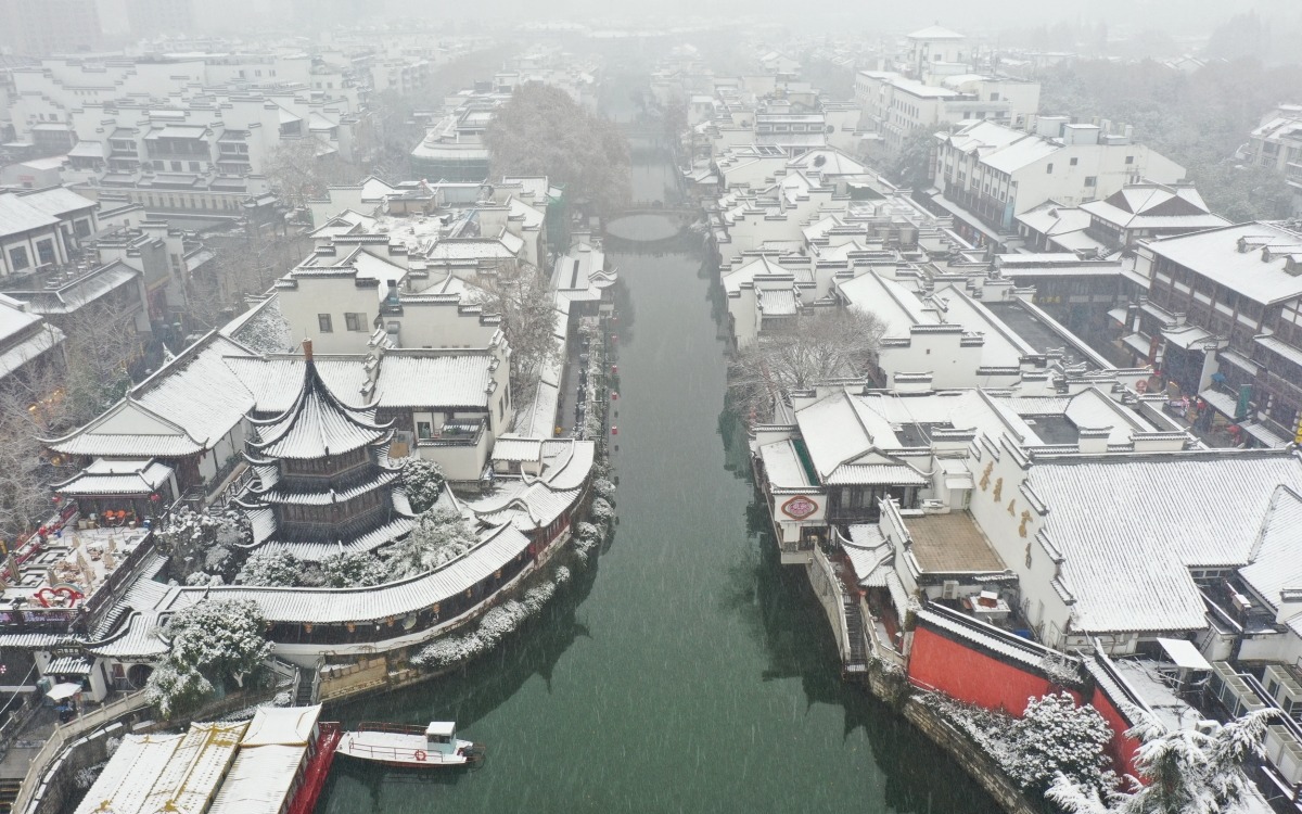 Hình ảnh báo chí 24h: Tuyết phủ trắng đền Khổng Tử