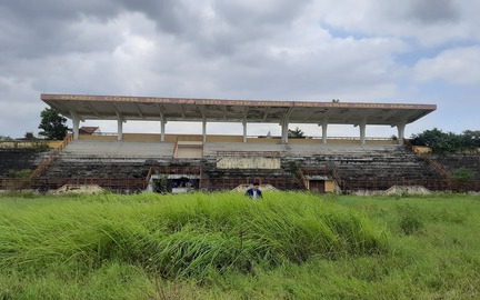 Hình ảnh sân vận động thị xã Quảng Trị "bất động" nhiều năm, cỏ mọc um tùm