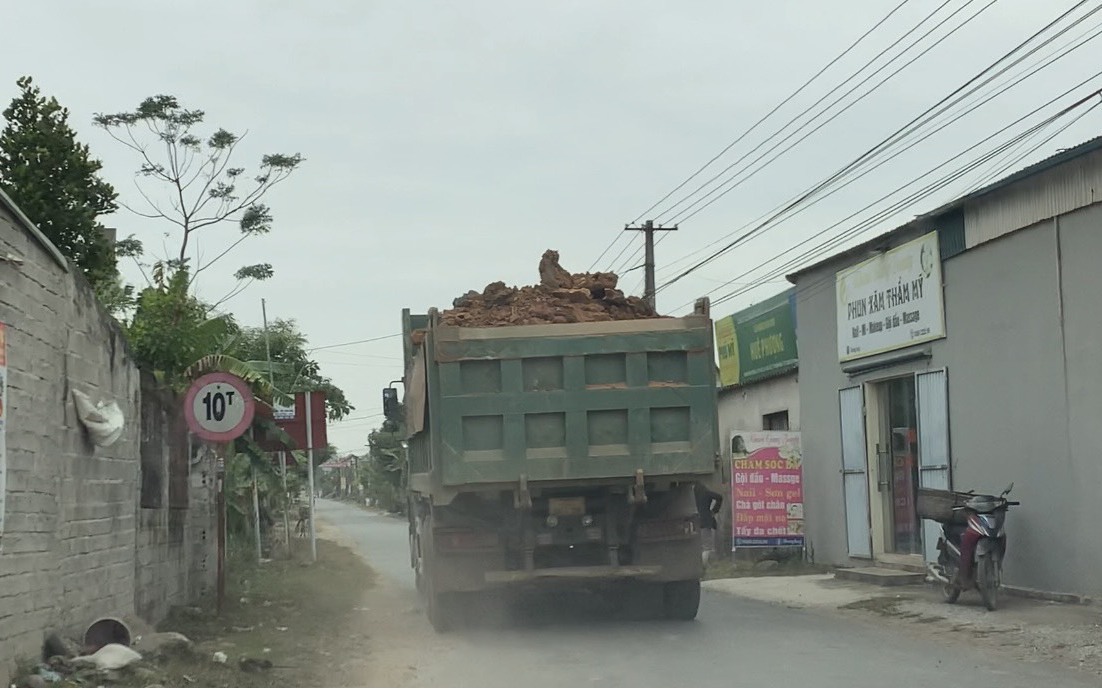 Huyện Hậu Lộc (Thanh Hóa): Xe tải trọng lớn “phớt lờ” biển cấm chạy “náo loạn” khu dân cư