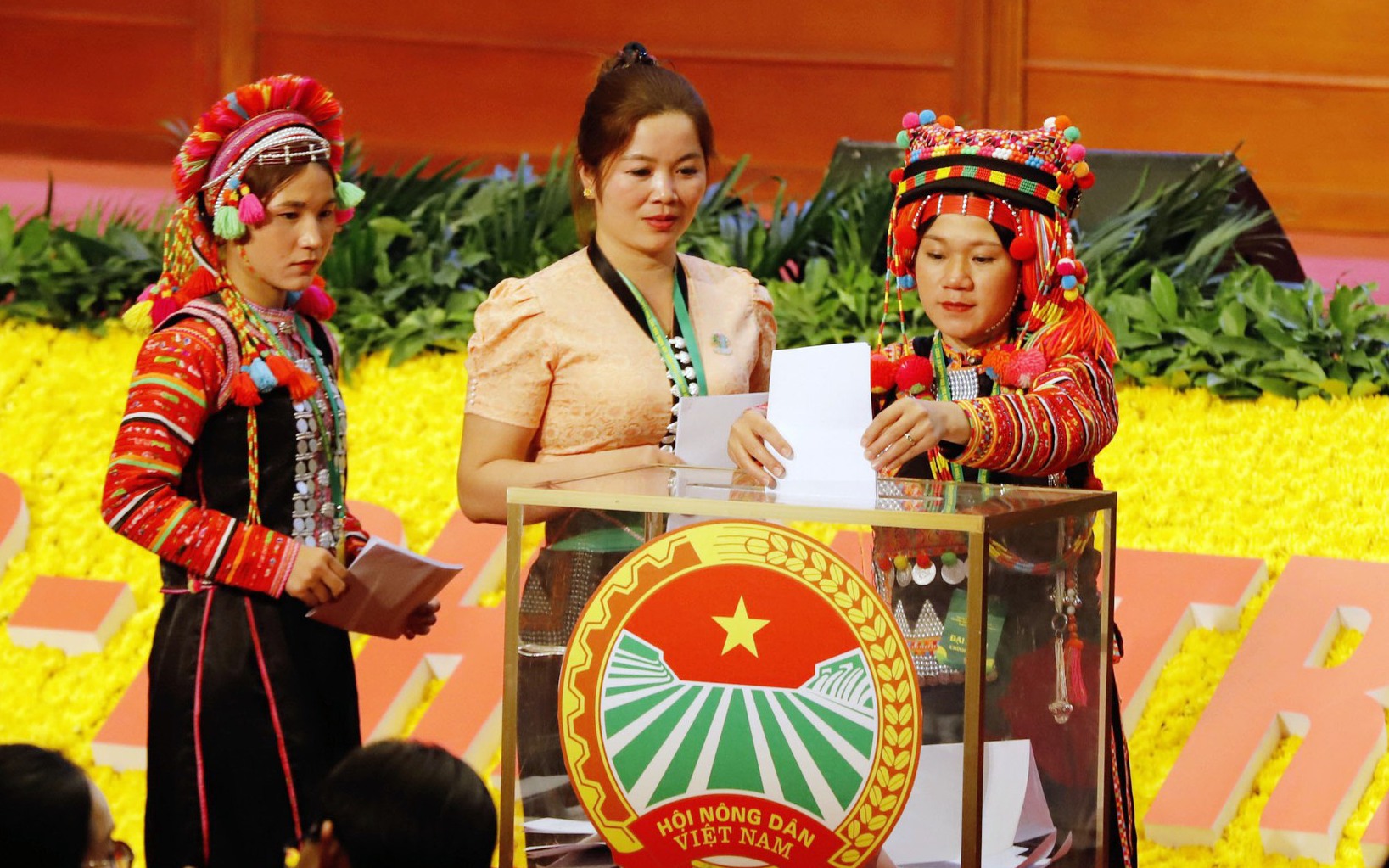 Hình ảnh bỏ phiếu bầu Ban Chấp hành Trung ương Hội Nông dân Việt Nam khóa VIII