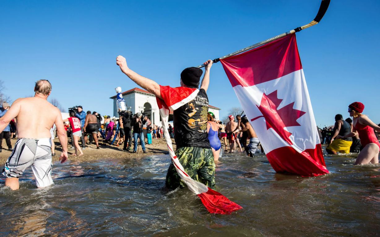 Phong tục đón Tết của Canada: Tắm nước lạnh trong thời tiết -20 độ C