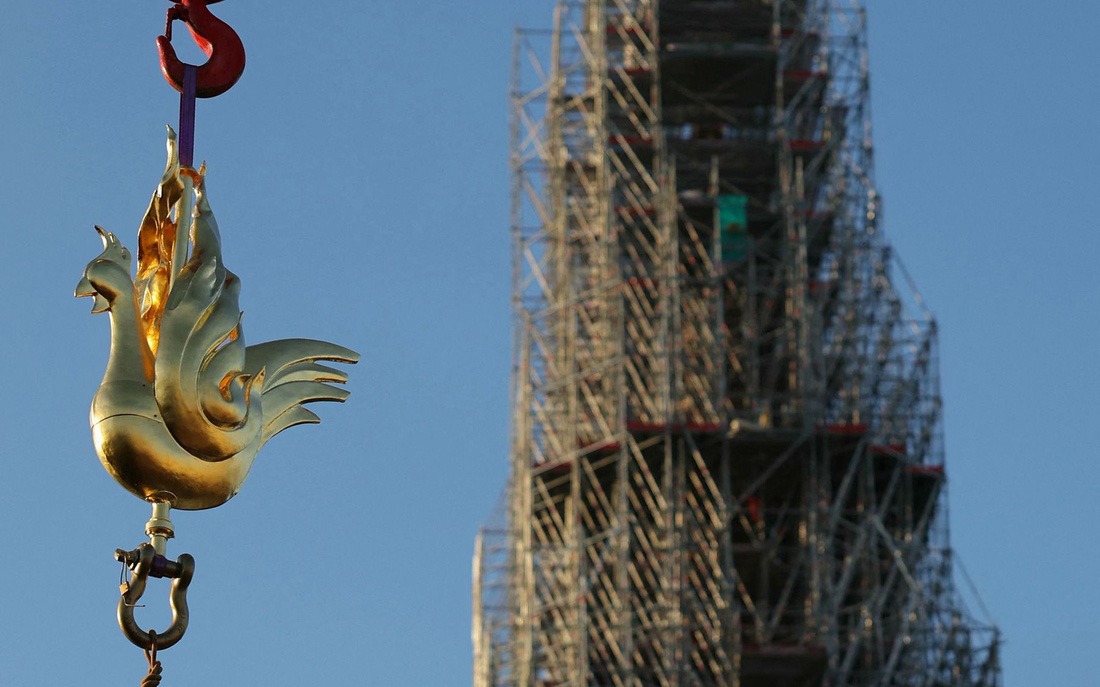 Hình ảnh báo chí 24h: Con gà trống bằng vàng trên đỉnh ngọn tháp nhà thờ Đức Bà