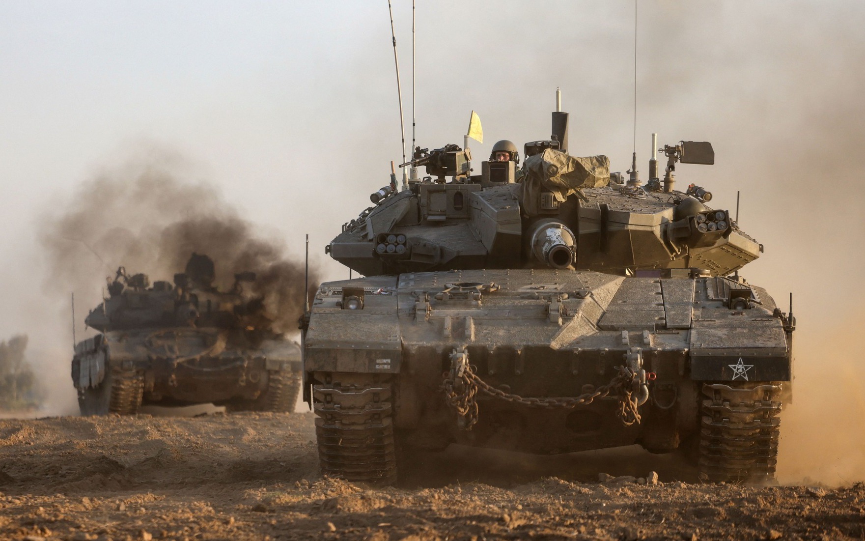 Hình ảnh báo chí 24h: Israel mở rộng tấn công, xe tăng máy bay xuất hiện gần biên giới Gaza