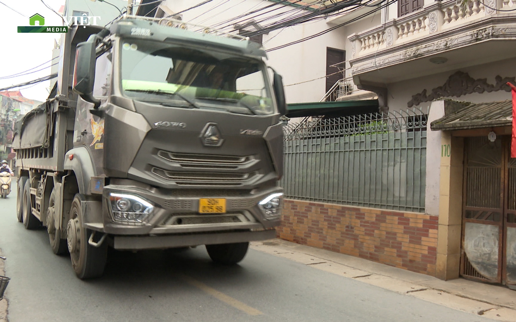 Hà Nội: Tỉnh lộ 422 “oằn mình cõng” hàng trăm phương tiện quá tải mỗi ngày