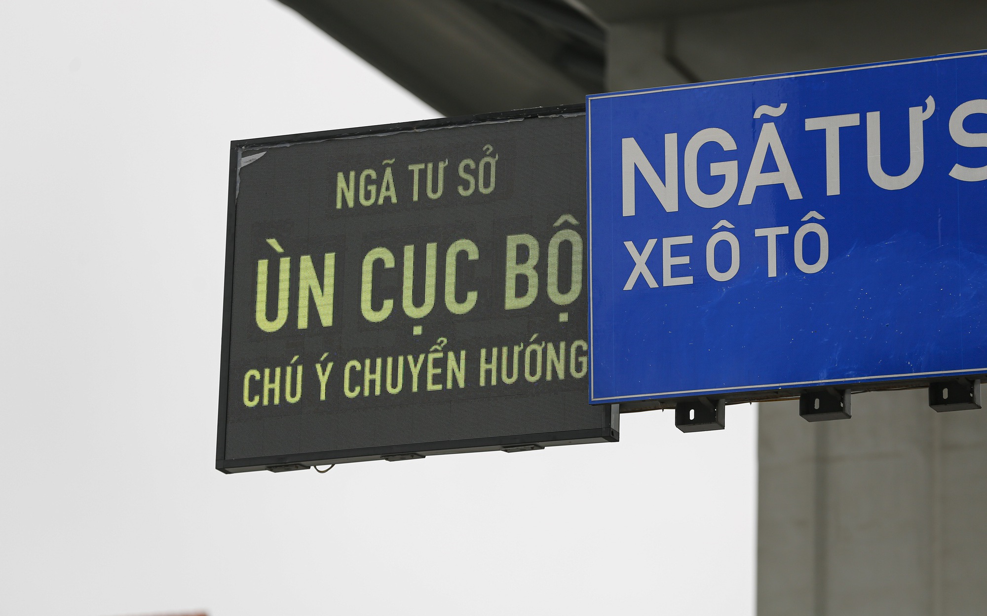 Mục sở thị biển báo điện tử đang thí điểm nhằm giảm ùn tắc ở Hà Nội