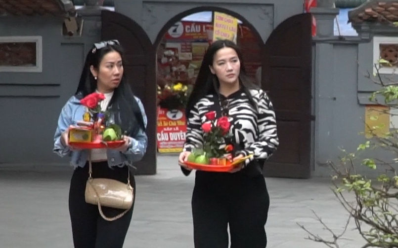 Ngày Valentine, nhiều bạn trẻ ở Hà Nội tới Chùa Hà cầu duyên mong sớm tìm được "một nửa"