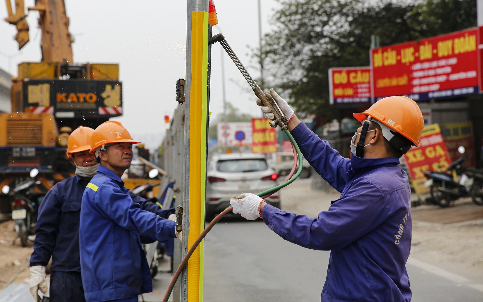 Con đường Nguyễn Xiển ùn tắc triền miên ở Hà Nội được xén dải phân cách